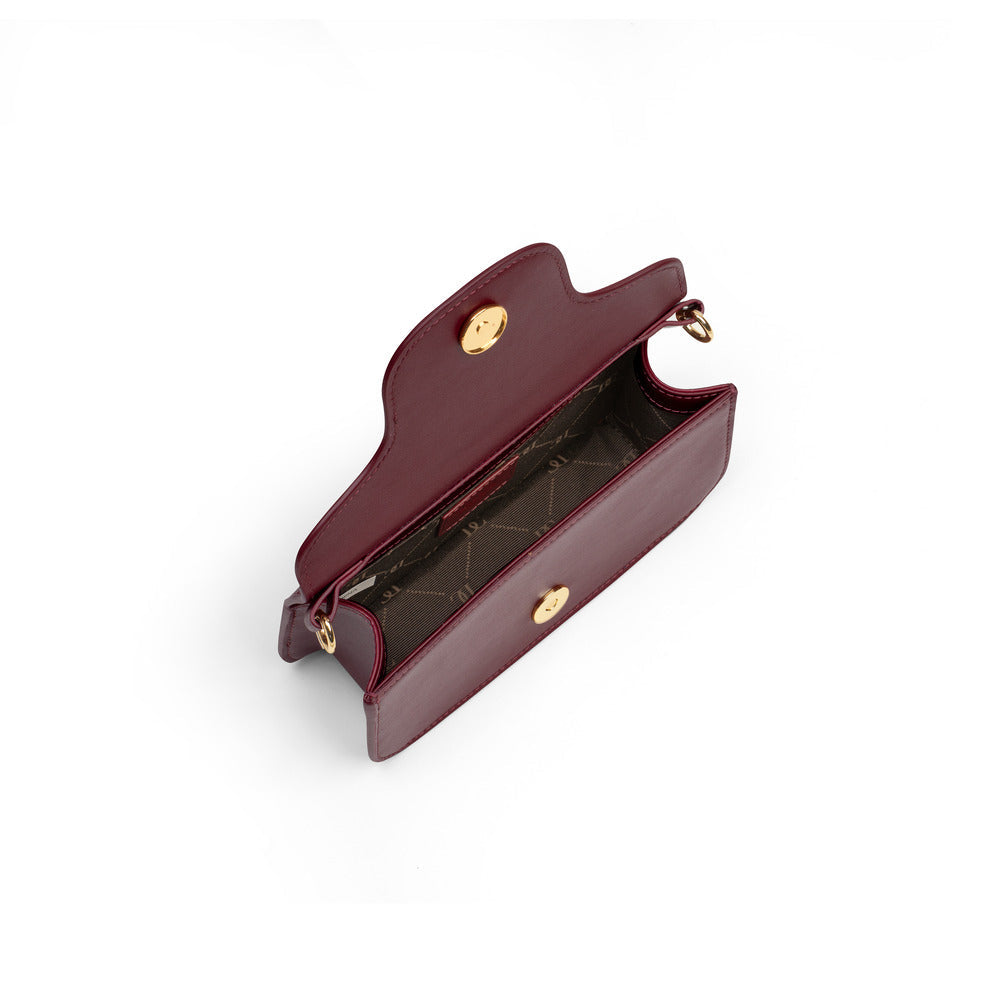 حقائب نسائية باللون الأحمر الخمري